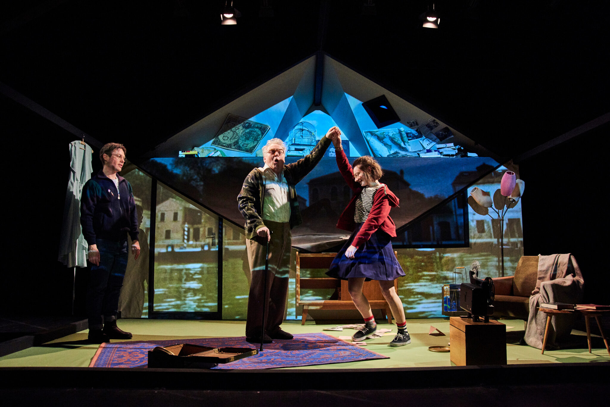 Liebe Grüße oder Wohin das Leben fällt Theater­zeit Hamburg